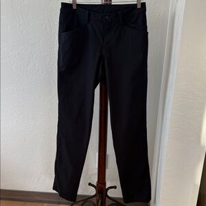 Men’s Lululemon ABC slim pant.
